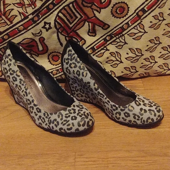 Grey Leopard Print Wedges - Picture 2 of 8